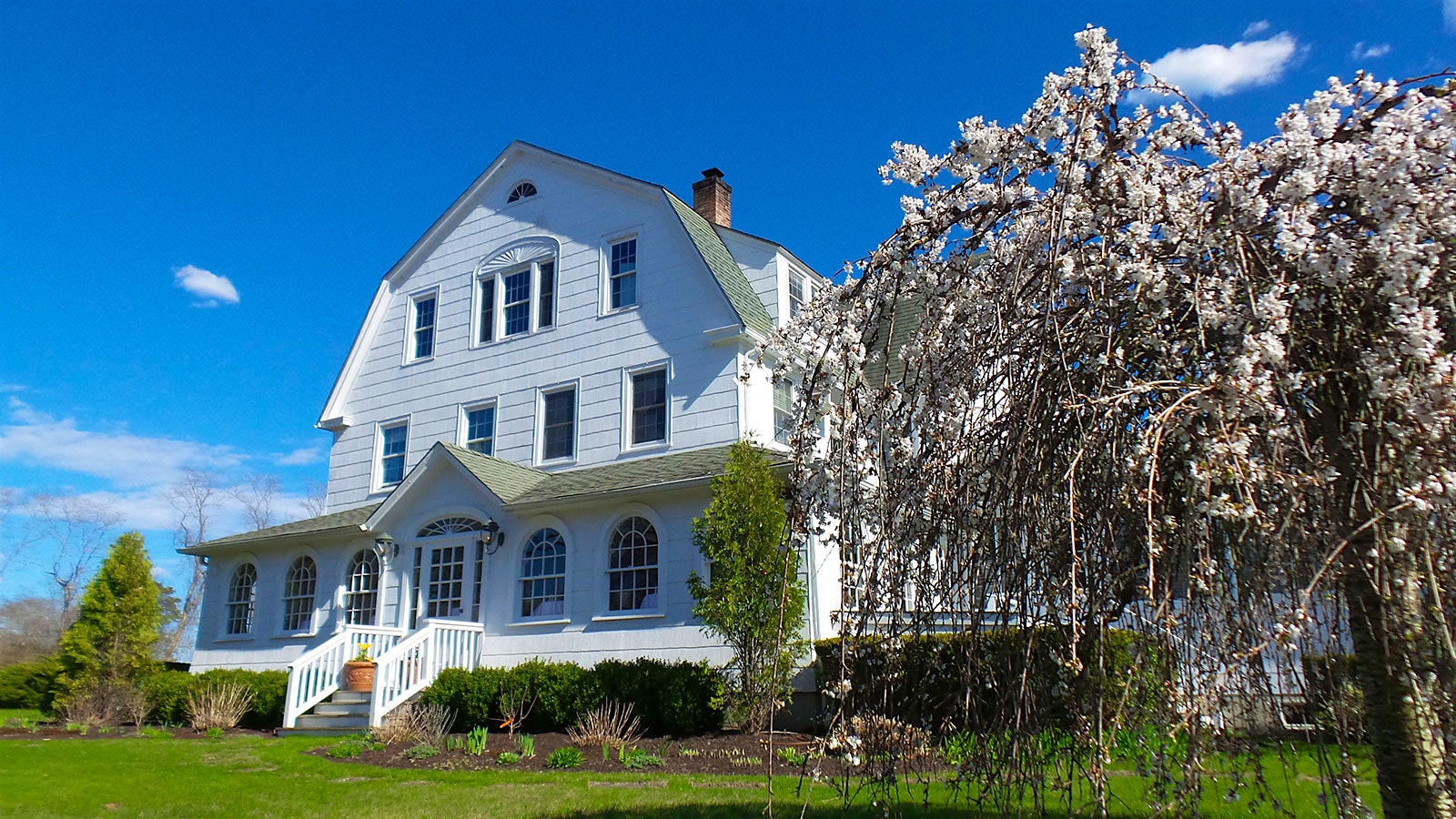 Exterior of the three-story, early 1900s farmhouse that is now Stone Creek Inn